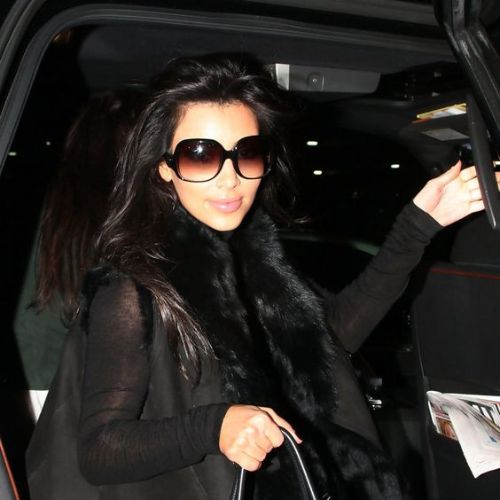 Kim Kardashian avec des lunettes de soleil noir forme carrée