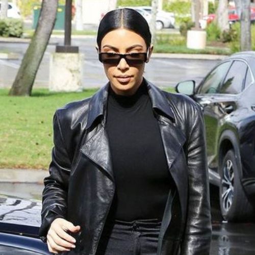 Kim Kardashian avec des lunettes de soleil noir style futuriste